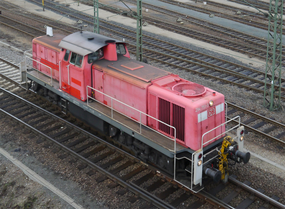 294 751-3 fhrt anscheinend wieder in der orientroten/rosa Farbgebung; so lange hat sie schon keine Neulackierung erhalten, dass seit Jahren abgestellte V60 Maschinen schon deutlich besser aussehen. (Mannheim Rbf, 20.12.2012)