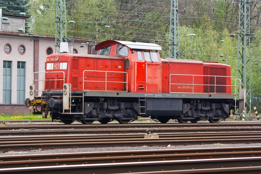 294 785-1 (V 90 remotorisiert) der DB Schenker Rail am 30.04.2012 abgestellt im Rangierbahnhof Kreuztal.
Die V 90 wurde 1972 bei MaK unter der Fabriknummer  1000585 gebaut und als 290 285-6 an die DB geliefert. 1996 erfolgte der erste Umbau und Umzeichnung in 294 285-2, 2002 die Remotorisierung mit MTU-Motor 8V 4000 R41 und Umzeichnung in 294 785-1.