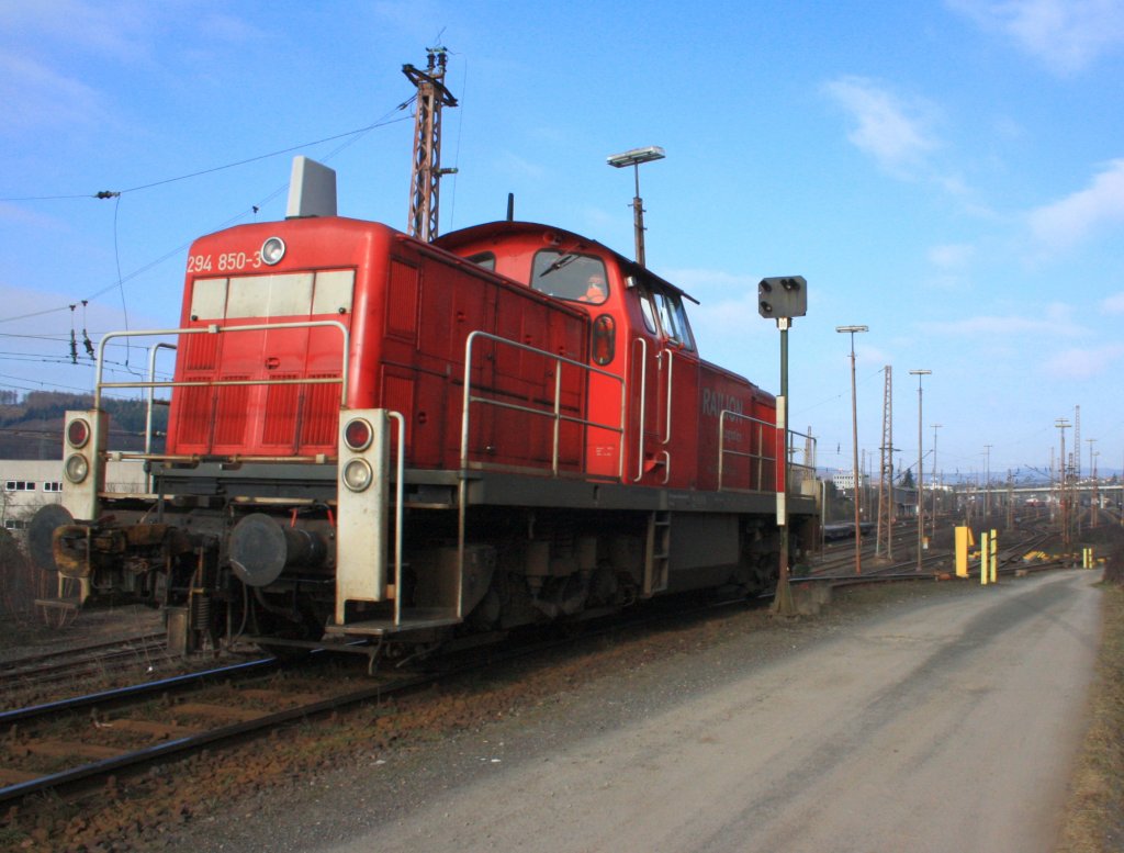 294 850-3 (V 90 remotorisiert) der  DB Schenker Rail Deutschland AG am 21.02.2011 in Kreuztal am Ablaufberg. Die Lok wurde 1973 bei MaK gebaut (Fabr.-Nr. 1000625), 2006 erfolgte die Remotorisierung mit MTU-Motor 8V 4000 R41 und Umbezeichnung.