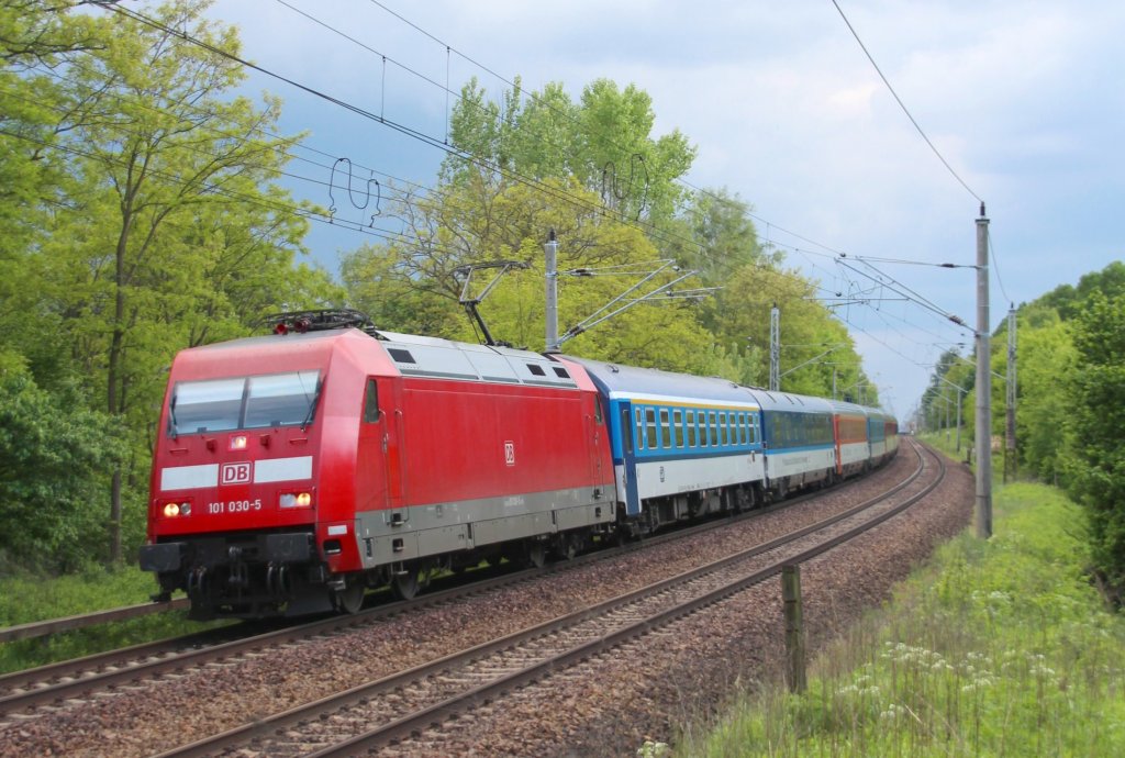 29.5.2013. EC 378 nach Stralsund mit 101 030 bei Melchow