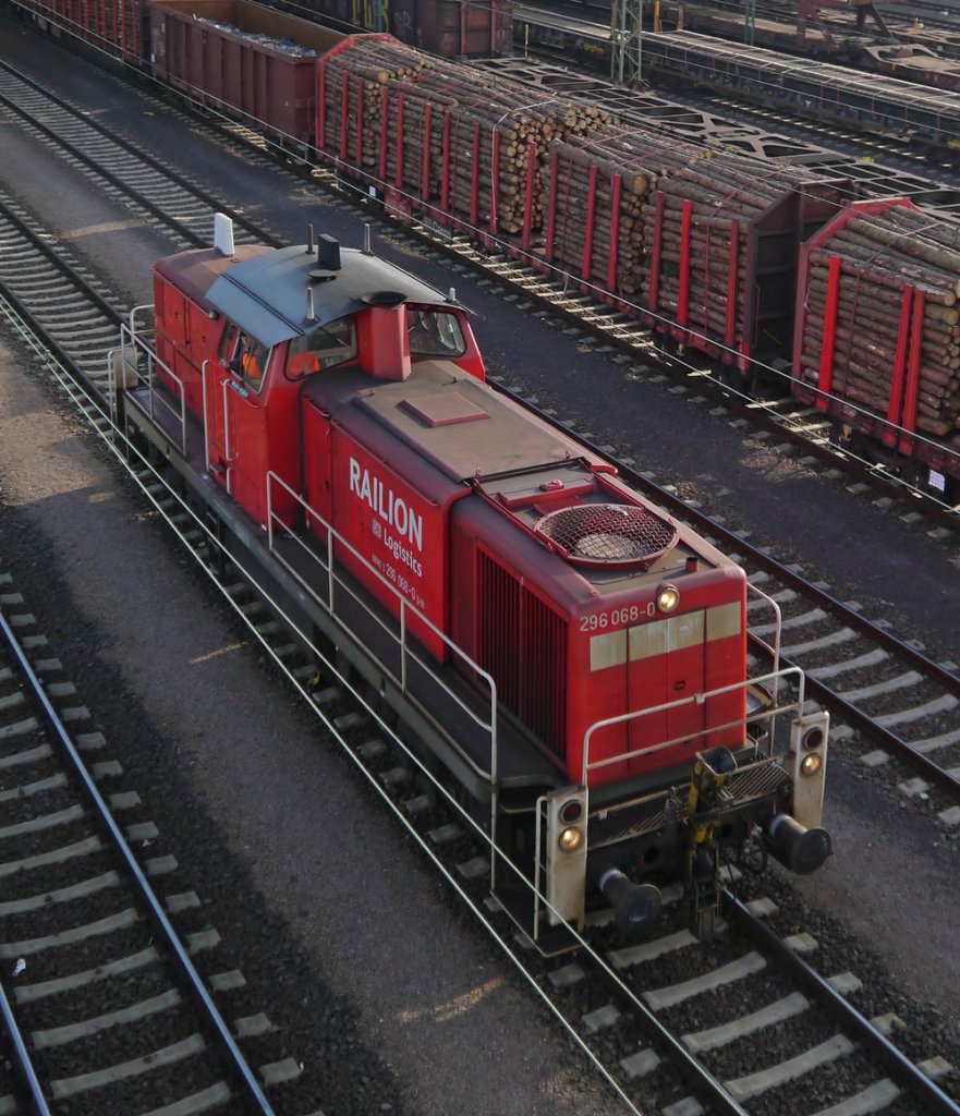 296 068-0 ist mit den tglichen Rangieraufgaben im Mannheimer Rangierbahnhof beschftigt. (21.11.2012)