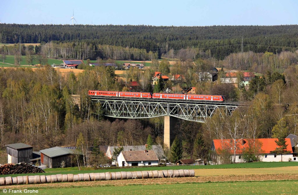 2x DB BR 612 als RE 3696 Regensburg - Gera, KBS 855 Regensburg - Hof, fotografiert auf dem Viadukt in Thlau am 28.04.2012