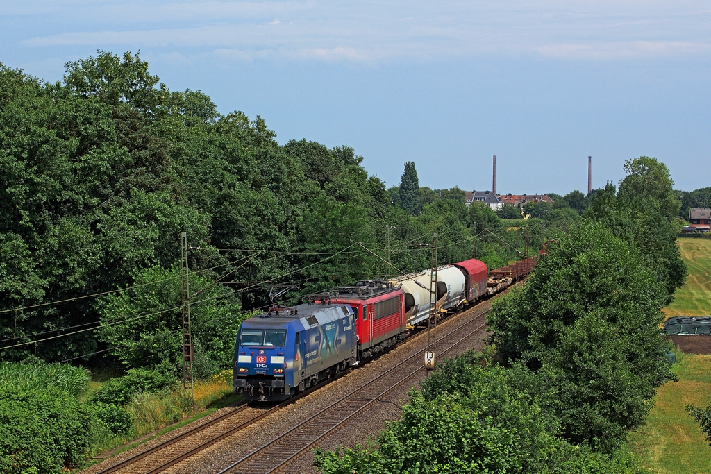 30 Minuten Versptung hatte die 152 136 am 27.7.2013 mit ihrem Gterzug aus Seelze, als sie sich zusammen mit einer abgersteten 155 in Gladbeck blicken lie