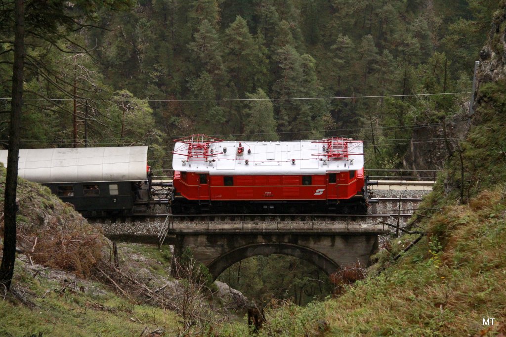 30. Sep. 2012: E-Lok 1245-518 auf dem Lehnen Viadukt in der Schlobach zum 100 jhrigen Jubilum der Mittenwaldbahn.