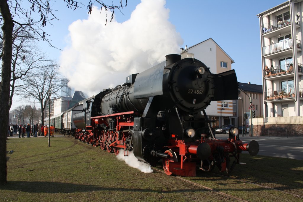 30.01.2011 Fahrtag der Historische Eisenbahn Frankfurt e.V. auf der Frankfurter Hafenbahn am Mainufer mit der 52 4867. Die Gterzug-Dampflokomotive 52 4867 wurde 1943 bei Maschinenbau und Bahnbedarf AG, Potsdam-Babelsberg, (Fabr.-Nr. 13931) gebaut. Nhach dem Krieg blieb sie in sterreich (ex BB 152.4867), 1970 kam sie zur GKB  und 1980 kaufte die HEF die Lok.