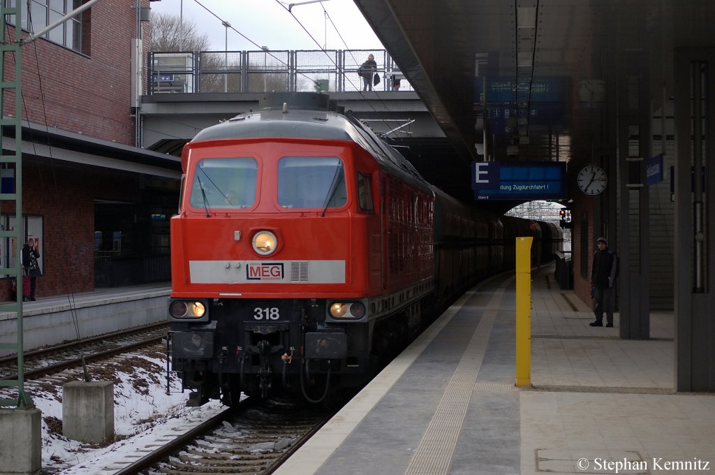 318 (232 690-8) von der MEG mit Falns von der PKP Cargo bei der durchfahrt in Berlin Gesundbrunnen in Richtung Greifswalder Str. 13.12.2010