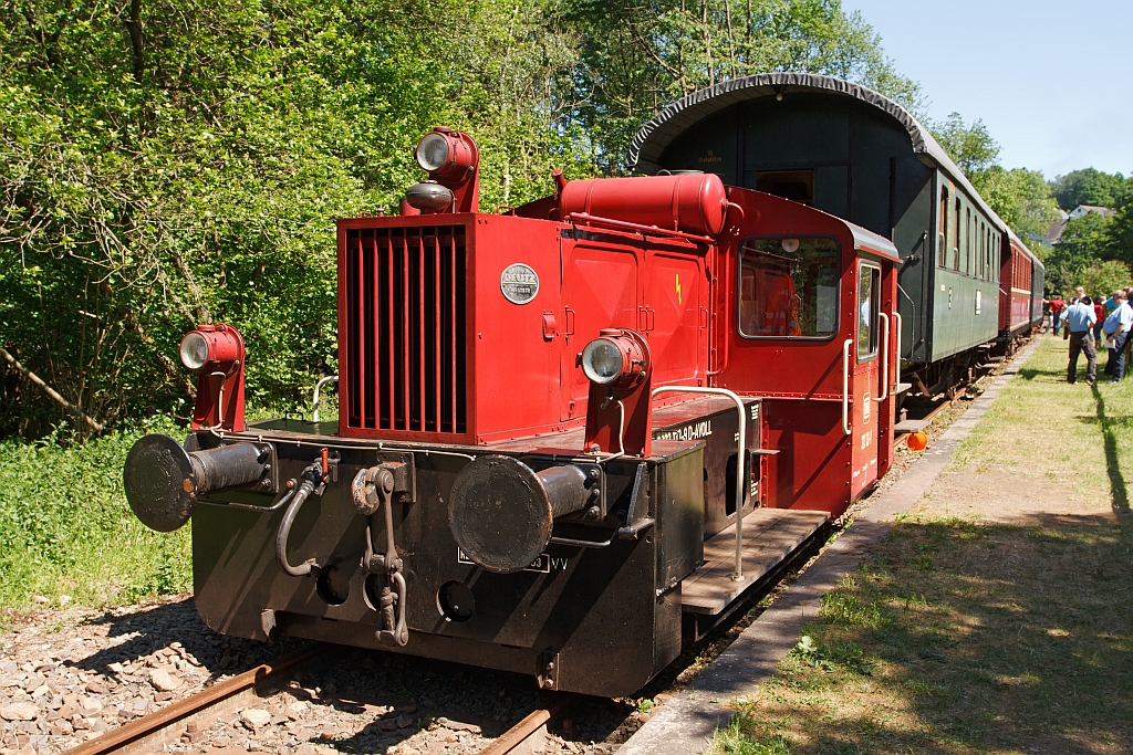 323 133-9 (Kf II) der Aggerbahn (Andreas Voll) am 02.06.2011 beim ehemaligen Bahnhof Reichshof-Denklingen. Die Lok wurde 1959 bei Deutz unter Fabrik-Nr. 57278, Typ A6M 617 R gebaut