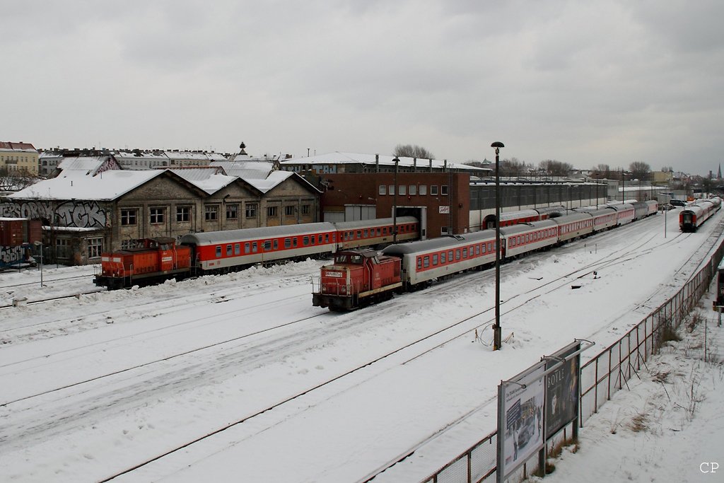345 124-2 und 346 995-4 sind in der Abstellanlage von DB Nachtzug in der Warschauer Strae im Einsatz. (30.1.2010)