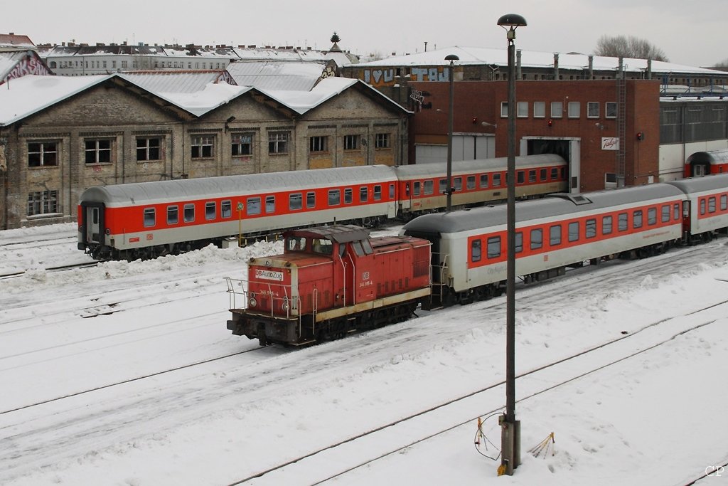 346 995-4 steht mit einigen Wagen von DB Nachtzug in der Abstellanlage an der Warschauer Strae. (30.1.2010)