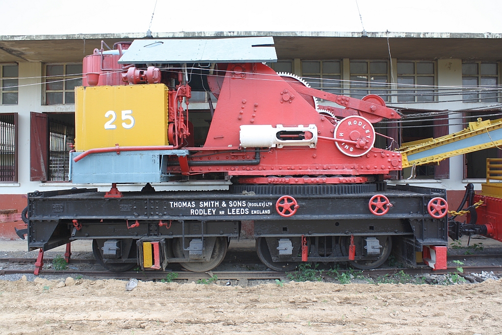 บปก. 25 (บปก. = B.L.C./Bogie Locomotive Crane, Thomas Smith & Sons - England, Bauj. 1929, Fab.Nr. 11208) am 08.Jän.2011 im Depot Nakhon Lampang.