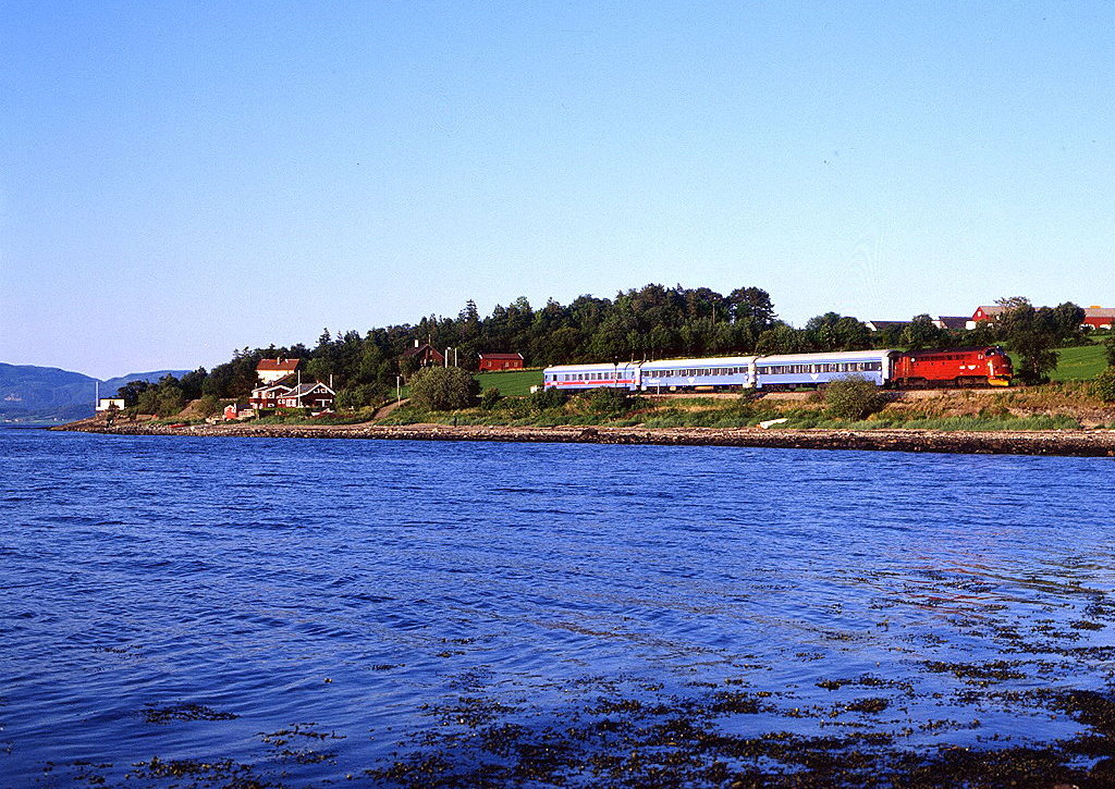 3623 mit Zug 424 aus Stockholm kurz vor dem Ziel Trondheim. Hundhammeren, 11.06.1999.