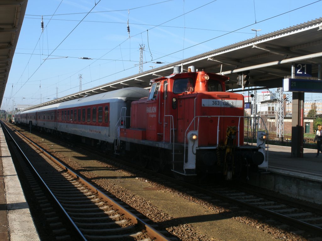 363 136 ttig,am 01.Oktober 2011,im Bahnhof Berlin Lichtenberg.