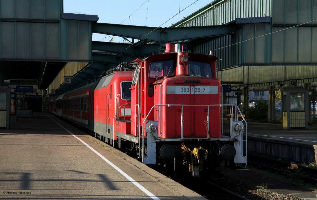 363 139-7  hngt sich vor 120 155-7 und den Pbz in Stuttgart Hbf 15.10.11