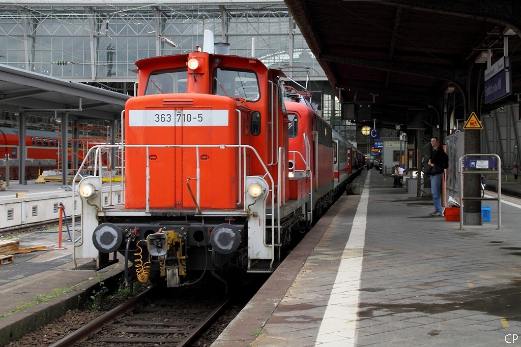 363 710-5 hat den freitglichen Verstrker-IC nach Halle (Saale) Hbf bereitgestellt. (Frankfurt (Main) Hbf, 27.8.2010)