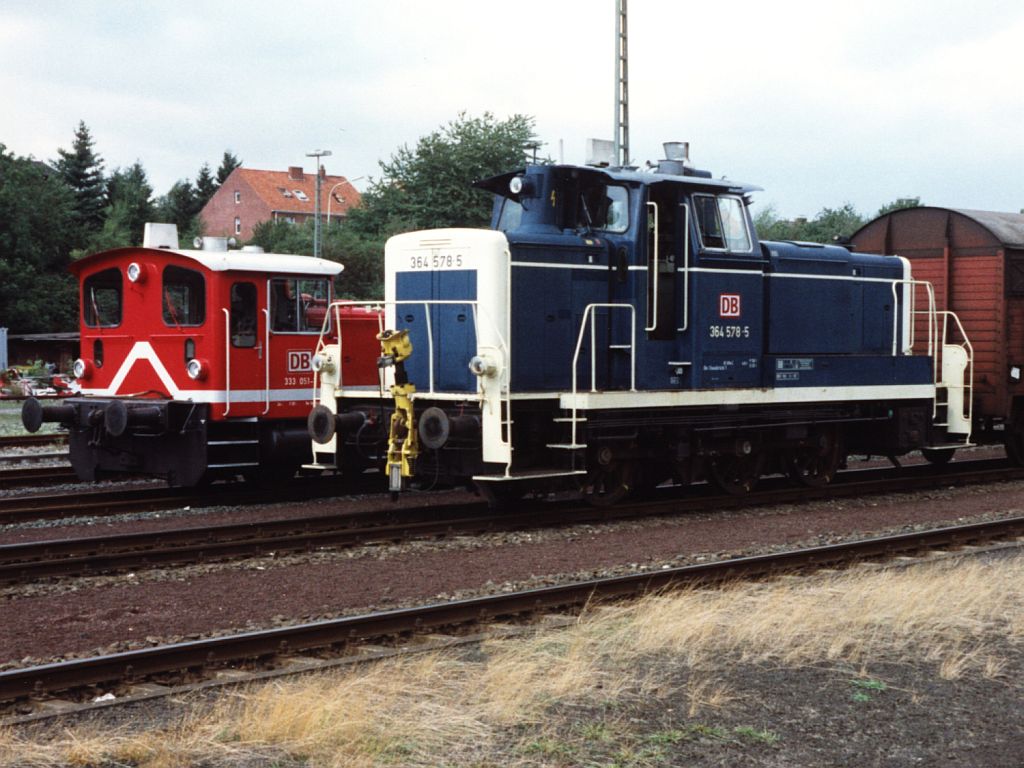 364 578-5 mit bergabegterzug und im Hintergrund Kf 333 051-1 auf Bahnhof Bramsche am 29-8-1994. Bild und scan: Date Jan de Vries.
