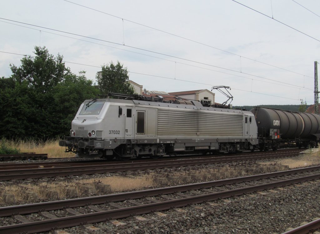 37032 von Akien zieht am 23. Juli 2013 einen Kesselwagenzug durch Kronach.