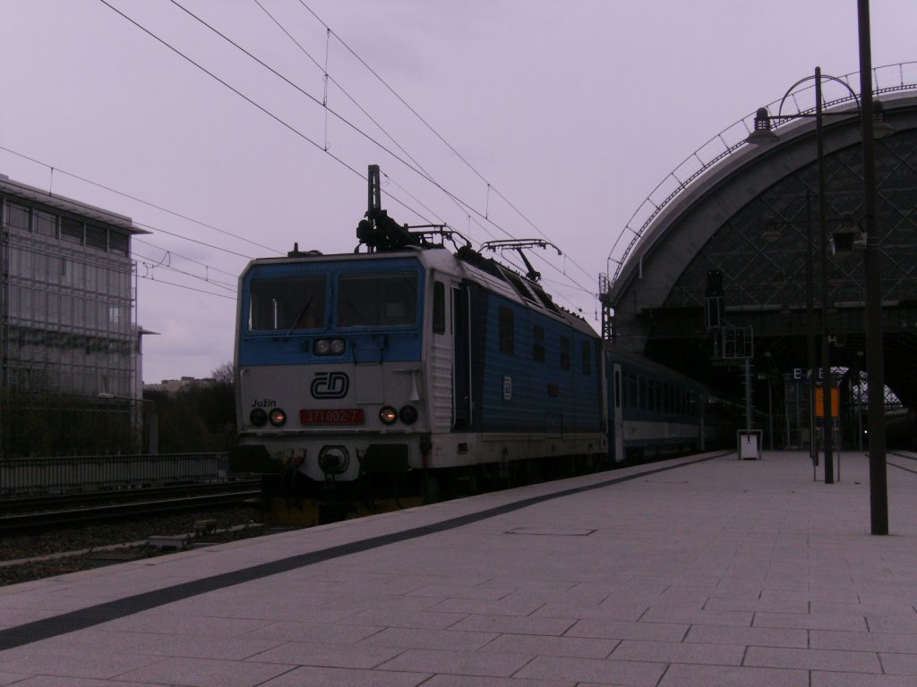 371 002-7 mit EC 175 nach Budapest am 16.04.2012 in Dresden Hbf.
