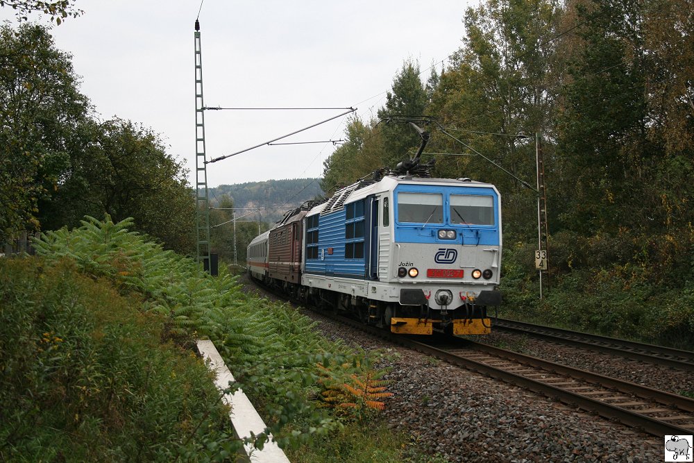 371 002-7 zieht am 7. Oktober 2010 einen Eurocity in Richtung Dresden. Die Aufnhame entstand in Oberrathen.
