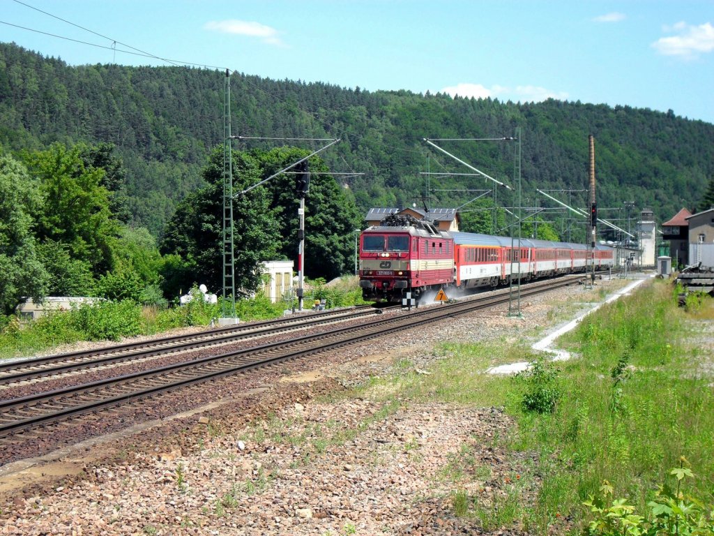 371 003 der CD zieht am 28.06.2010 den EC378 nach Ostseebad Binz, aufgenommen am ehem. Gterbahnhof in Knigstein.
