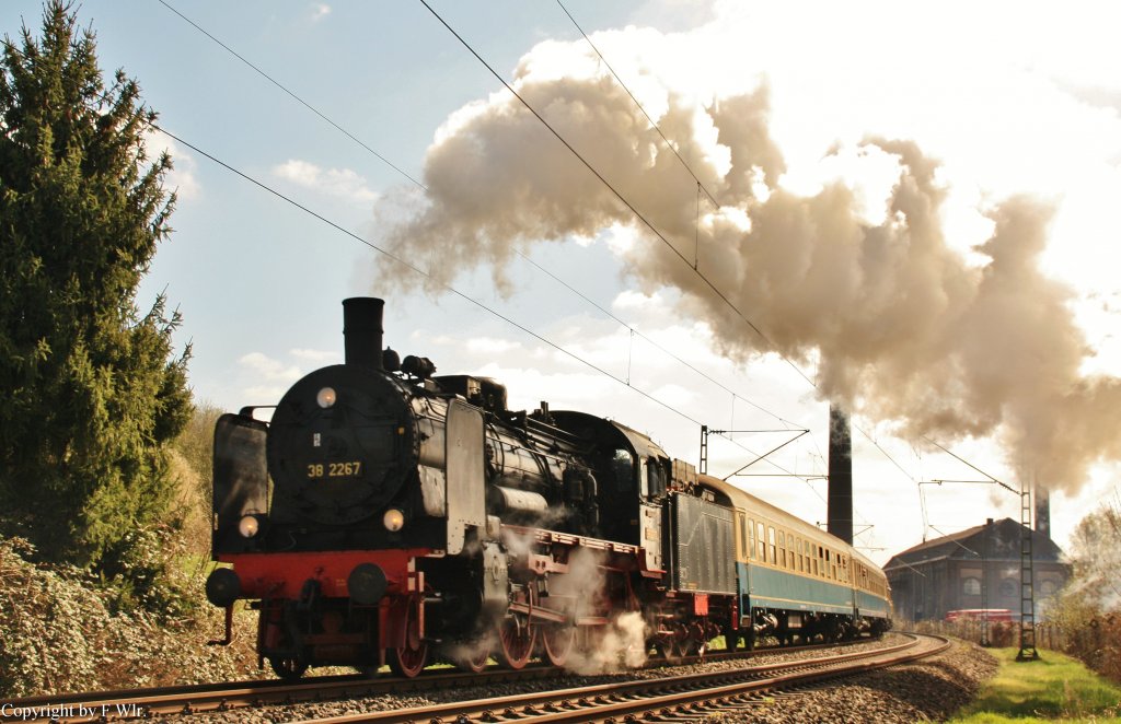 38 2267 mit Zug 75937, vom Museum Bochum Dahlhausen nach Bochum Hbf, in Essen Horst am 20.04.13.