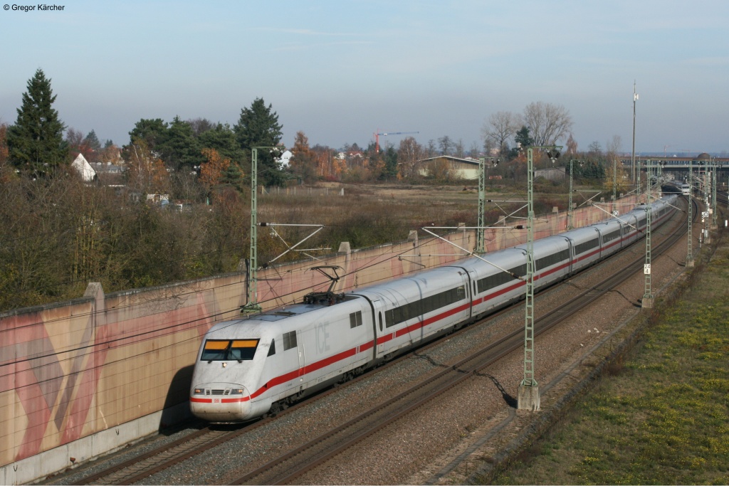 401 084  Bruchsal  als ICE 375 (Berlin-Interlaken) bei Neuluheim. Aufgenommen am 22.11.2012. Rechts ist im Hintergrund noch ein 401 nach Mannheim zu erkennen.