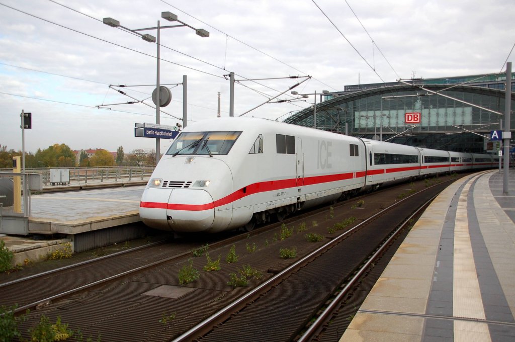 402 001 steht zusammen mit einer weiteren ICE 2-Garnitur als ICE 640/650 im Hbf Berlin zur Abfahrt bereit.