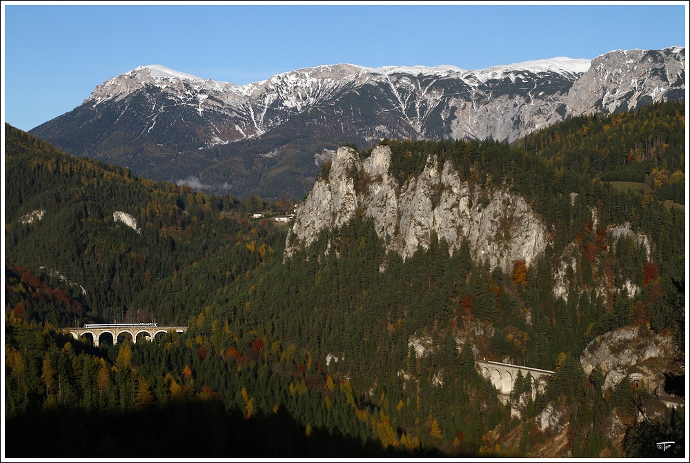 4020 264 fhrt mit R 2949 ber die Kalte Rinne nahe Breitenstein, fotografiert vom bekannten 20 Schilling Blick.
29.10.2010