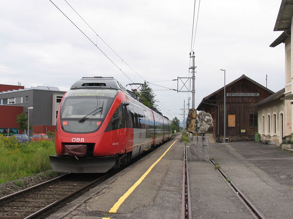 4024 001-2 mit R 5725 Buchs-Feldkirch auf Bahnhof Schaan-Vaduz (Liechtenstein) am 20-8-2008.