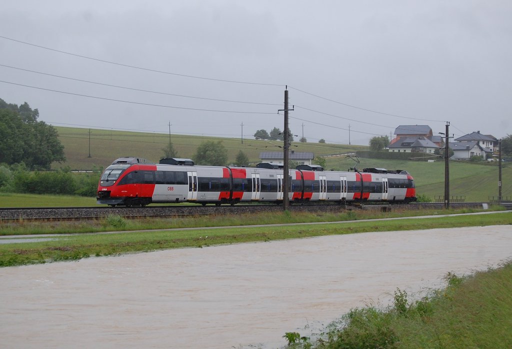 4024 056 als R3956 kmpfte sich am 02.06.2013
in Wartberg/Kr. durch den Dauerregen.
Durch den anhaltenden Niederschlag ist auch die Krems
gewaltig angestiegen und trat auch stellenweise ber die Ufer.