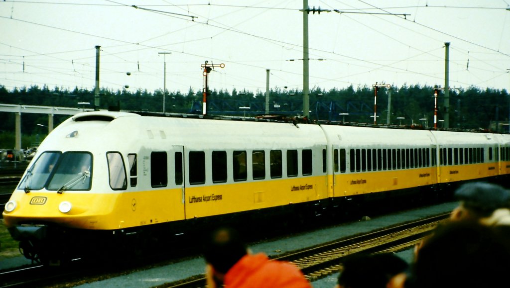 403 00? als Lufthansa Airport-Express auf der Fahrzeugparade  Vom Adler bis in die Gegenwart , die im September 1985 an mehreren Wochenenden in Nrnberg-Langwasser zum 150jhrigen Jubilum der Eisenbahn in Deutschland stattgefunden hat.