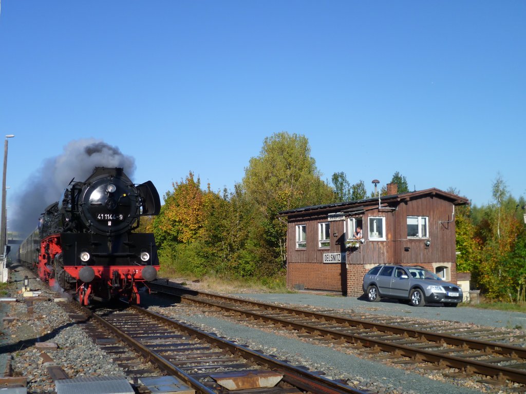 41 1144-9 mit dem Elstertal-Express bei der Einfahrt in Oelsnitz/V. am 15.10.11.