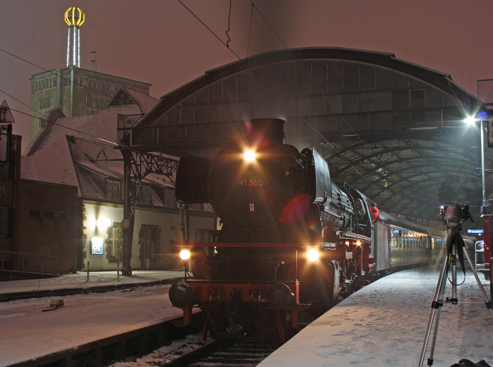 41 360 kurz vor der Rckfahrt mit dem Gesellschaftssonderzug am Bahnsteig im Aachener Hbf, 5.12.10