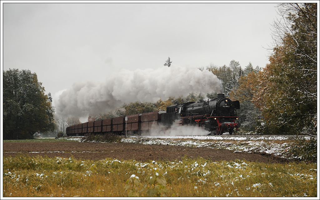 41.018, am 28.10.2012 als Epoche IV Maschine 042 018-2 beschriftet, mit dem umgleiteten Erzleerzug 48483 in Hagenau kurz vor Braunau aufgenommen.