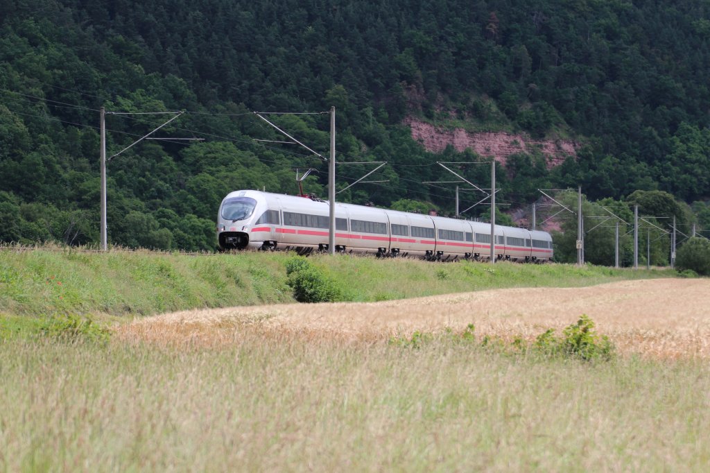411 028-4  Reutlingen  ist am 24.06.2013 mit dem ICE 1627 nach Mnchen Hbf, hier zwischen Rudolstadt und Uhlstdt, unterwegs. Nchster Halt ist Saalfeld (saale)