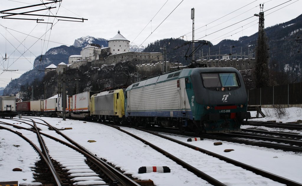 412 008-1 und 189 924-4 sind am 27.1.2013 mit Sattelauflegern von Kufstein nach Italien unterwegs, hier bei der Ausfahrt in Kufstein.