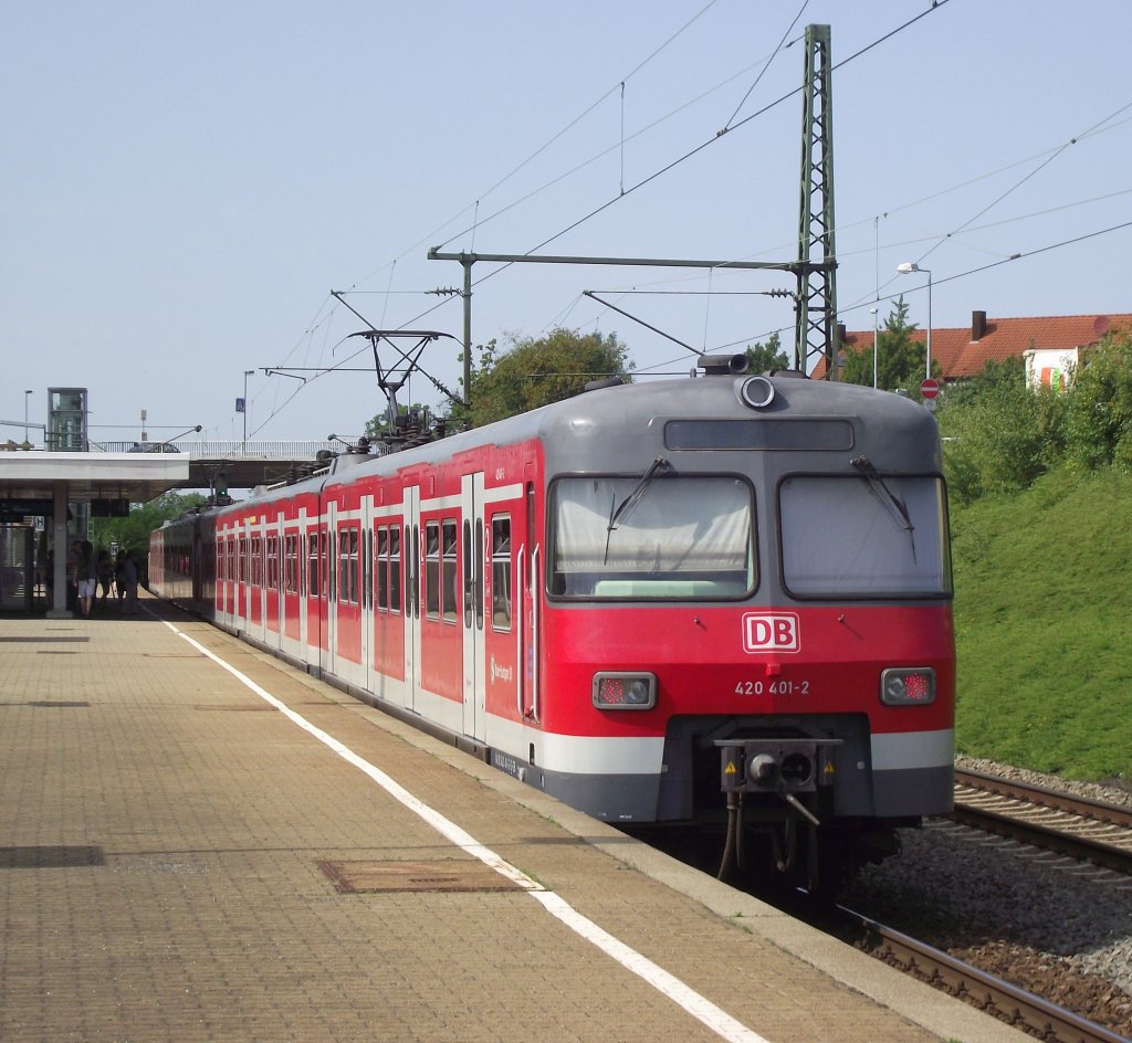 420 401-2 der Stuttgarter S-Bahn erreicht am 26. August 2011 als S5 nach Bietigheim den Bahnhof Asperg.