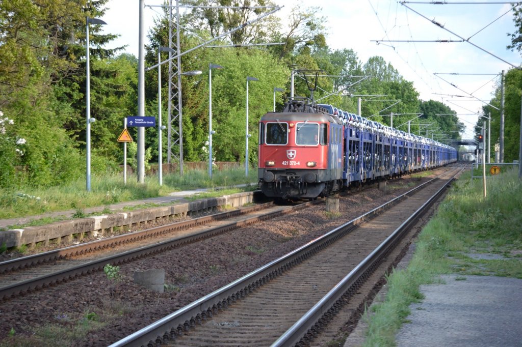 421 372-4 zieht am 15.05.2011 den BMW-Zug von Leipzig Richtung Dessau. Aufgenommen in Dessau-Sd um 18:18 Uhr.