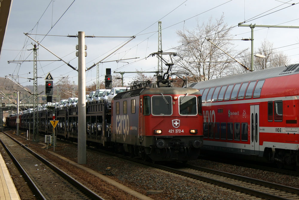 421 372 der SBB Cargo fhr einem Autotransport durch Pirna in Richtung Dresden. 22.01.2012