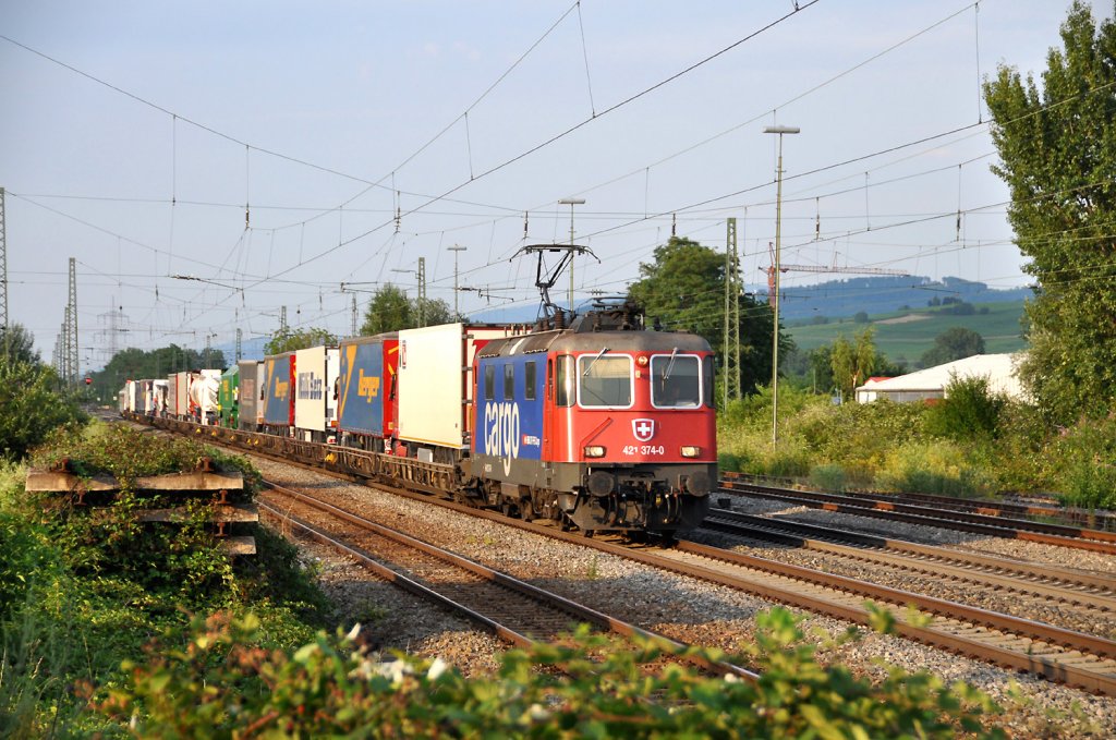 421 374 SBB-Cargo mit RoLa Freiburg(Breisgau)-Novara in Bad Krozingen am 21.7.10