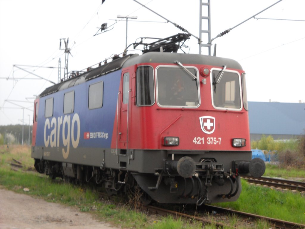 421 375-7 steht am 29.4.2010 in Wismar genau ander strae zum wohngebiet Platter Kamp in Wismar die Maschiene ist von der Mittelweserbahn angemietet.