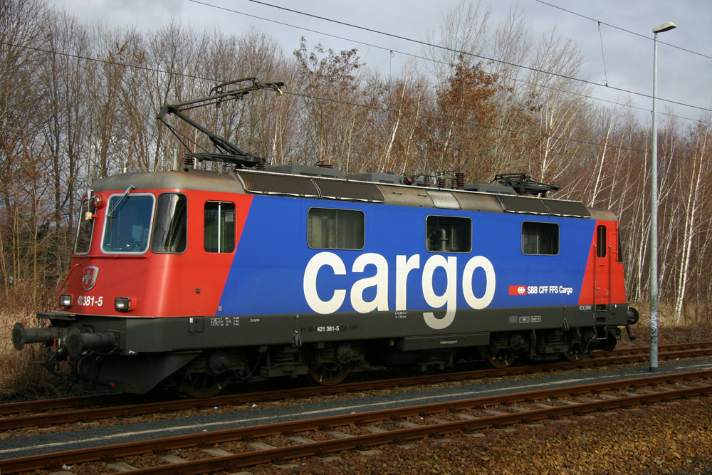 421 381 der SBB Cargo aus Bad Schandau kommend, fhrt auf den Prellbock im Bahnhof Pirna zu. 22.01.2012