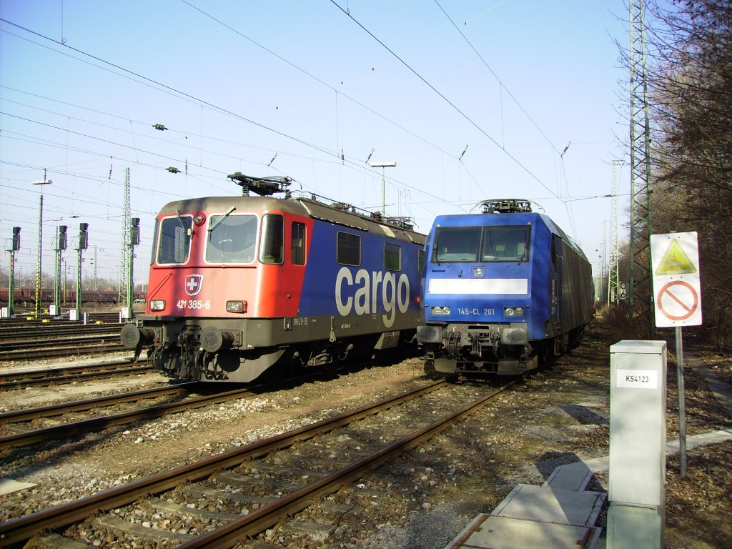 421 385 der SBB und 145 201 der HGK warten am 15.03.2012 in der Abstellgruppe des Gterbahnhofs Karlsruhe auf ihre Weiterfahrt in Richtung Sden.