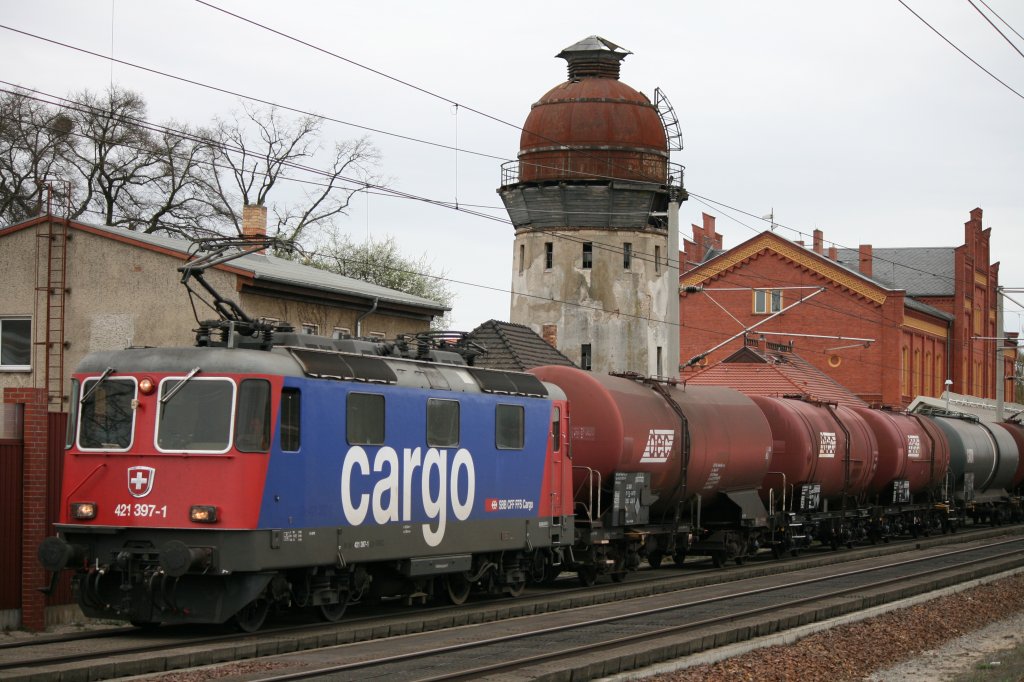 421 397-1 SBB Cargo mit Kesselwagenzug am 08.04.2011 in Rathenow