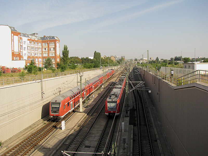 423-011 aus S-Bahn Stuttgart (S21) und ein Zug der Linie RE4 beim Hauptbahnhof in Berlin