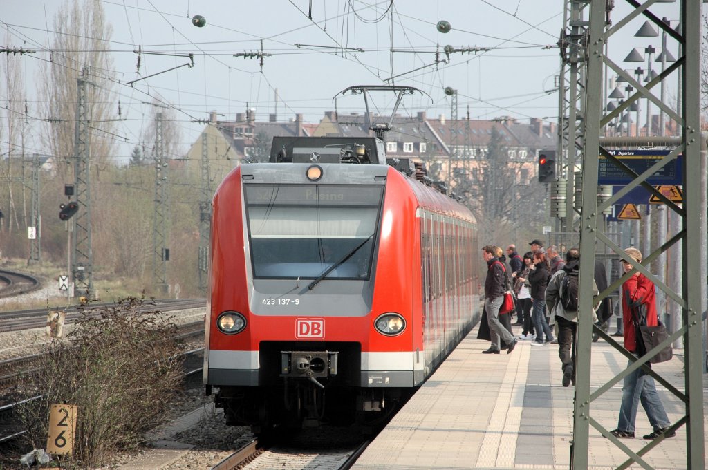 423 137 am 16.04.10 als S20 Deisenhofen-Pasing am Heimeranplatz