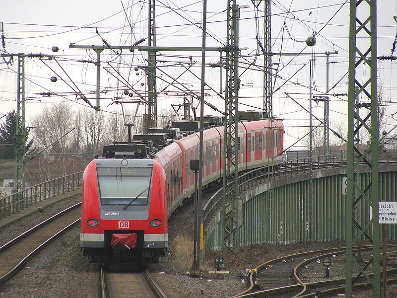 423 251-8 als Zug der Linie S11 in Neuss, 15.03.2009