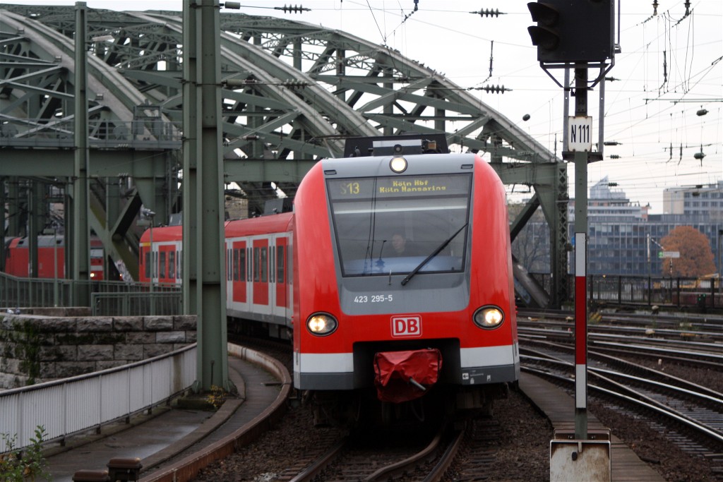 423 2955 fährt als S13 in Köln Hbf ein am 7.11.2010 Bahnbilder.de
