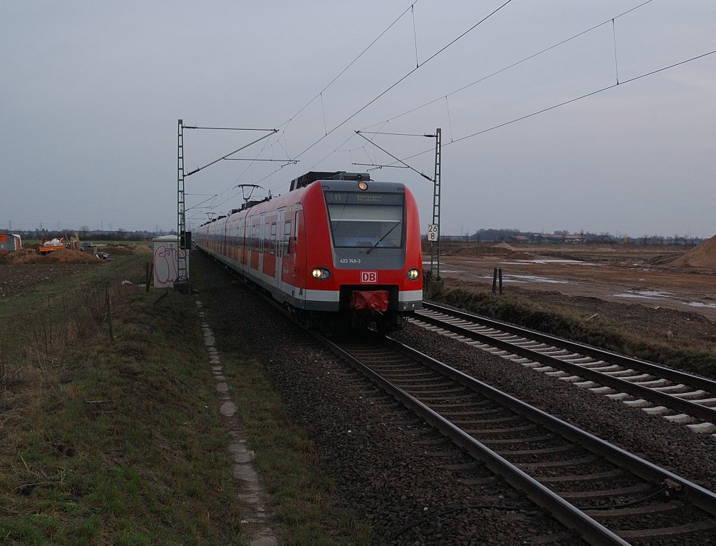 423 748-3 als S11 nach Dsseldorf Flughafen fhrt hier kurz vorm Bahnsteig in Allerheiligen mit verminderter Geschwindigkeit heran......am Freitag den 22. Mrz 2013.