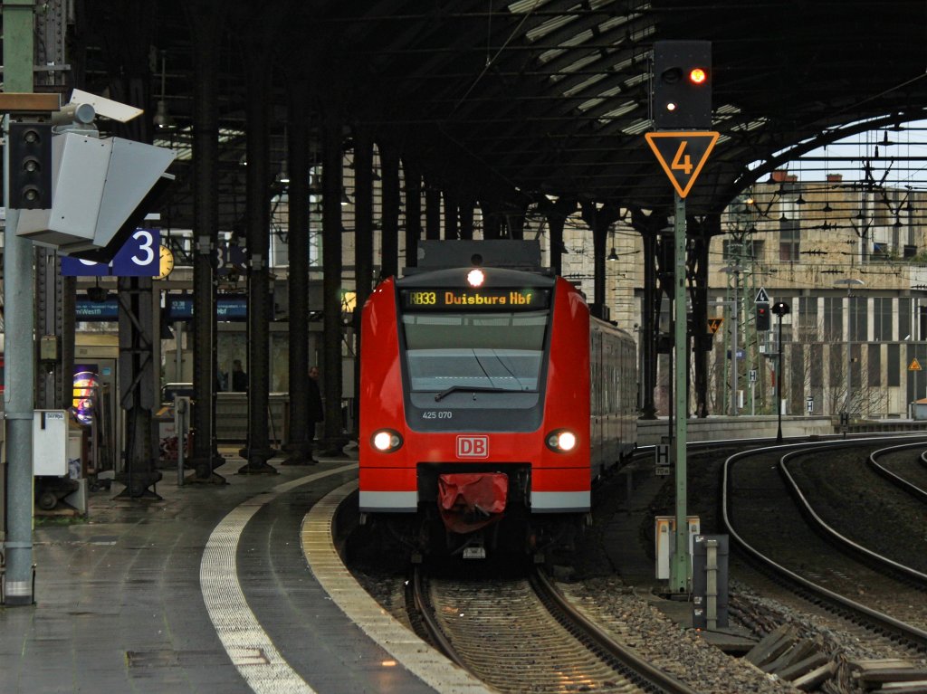 425 070 steht am 22.01.2012 als RB33 nach Duisburg im Aachener Hbf auf Gleis 3.