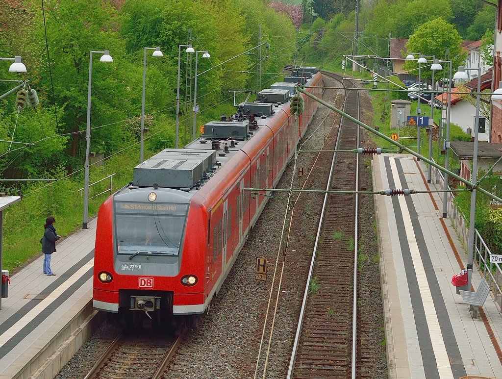 425 225-0 als Frontfahrzeug eines S1 Zuges in Neckargerach am 3. Mai 2013